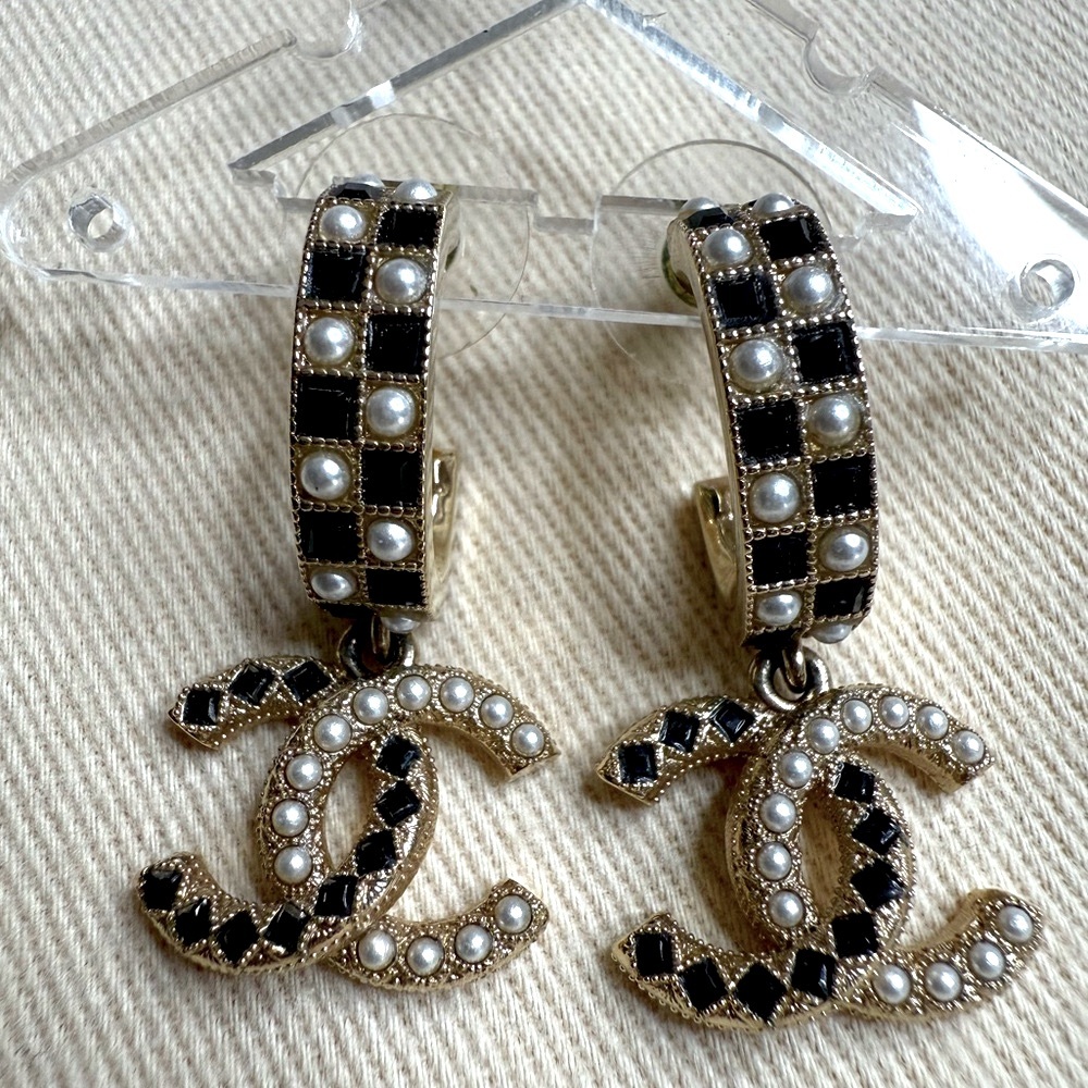 💯AUTH. CHANEL A21 Pearl/Black Crystal Checkered Gold Hoop Earrings w/CC Logo - Picture 6 of 15